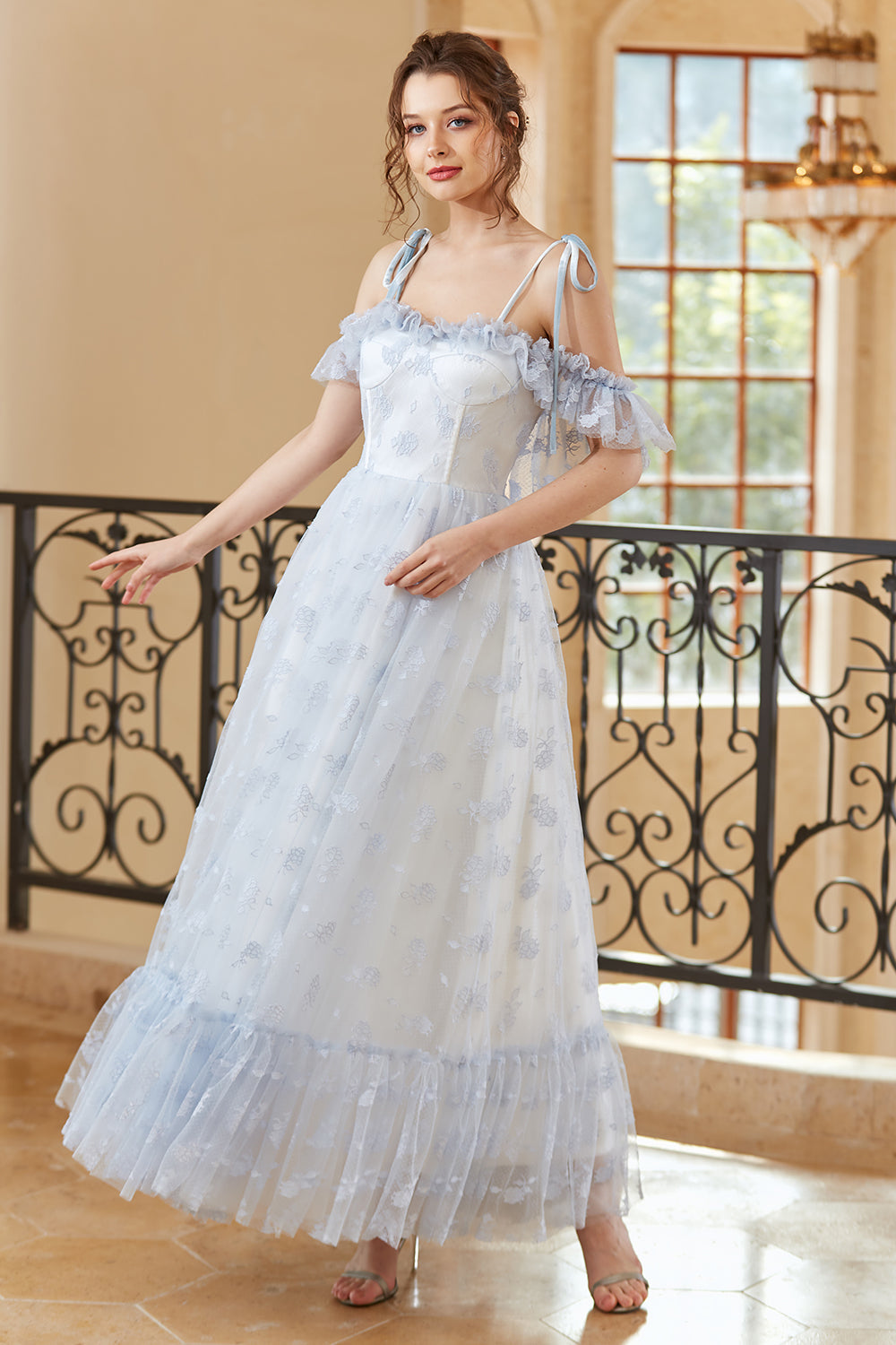 Robe de bal longue bleu clair, coupe princesse, épaules dénudées