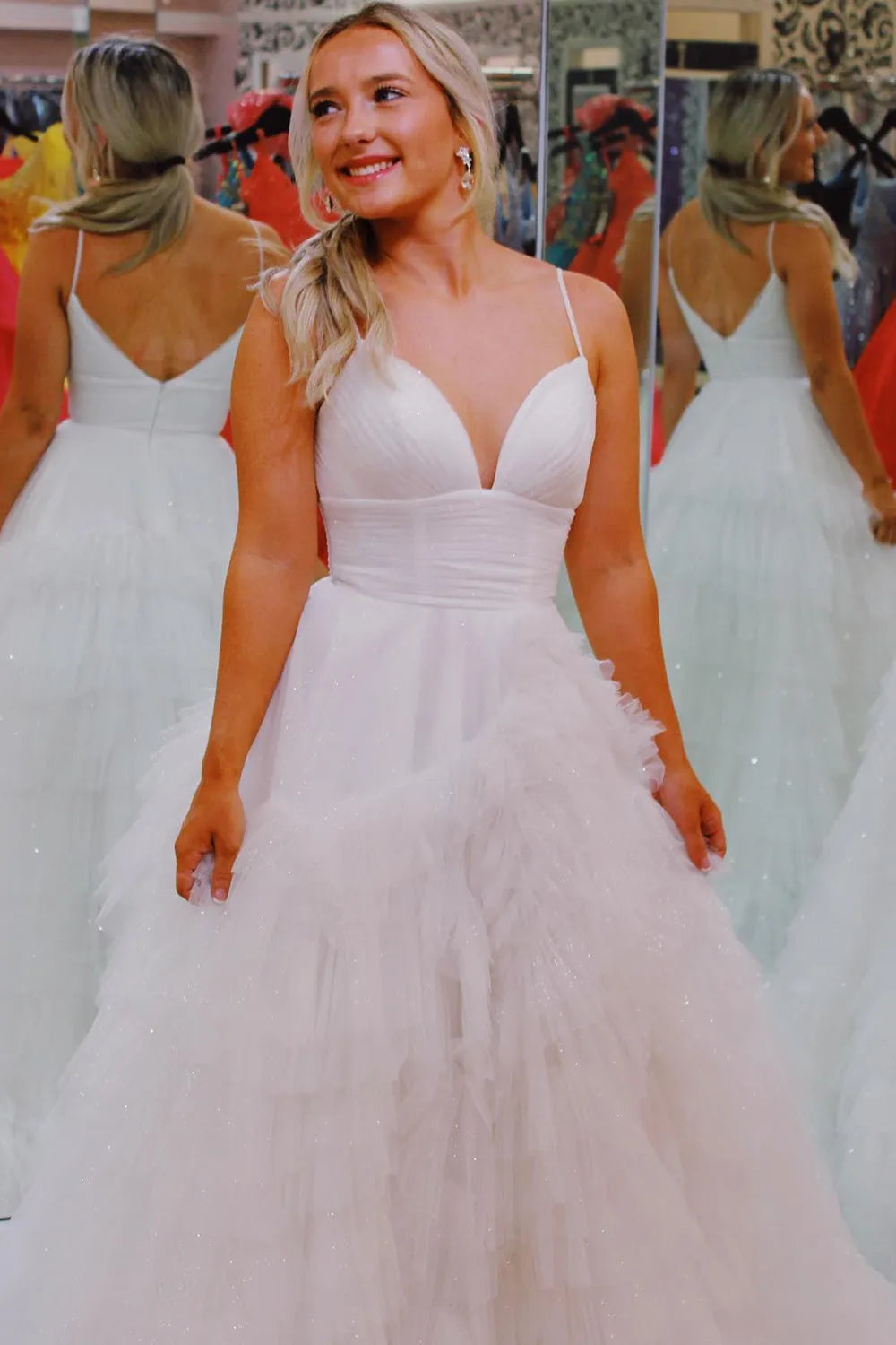 Vestido largo de fiesta rosa con tirantes finos, corte en A y volantes