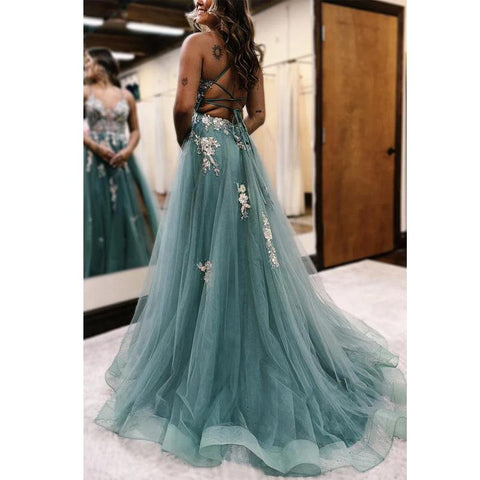 Robe de soirée trapèze en tulle à bretelles spaghetti et fente latérale 