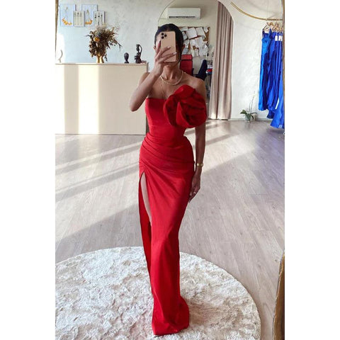 Vestido largo de noche de fiesta sin tirantes, sin mangas, con estampado floral y fruncido, de satén. 