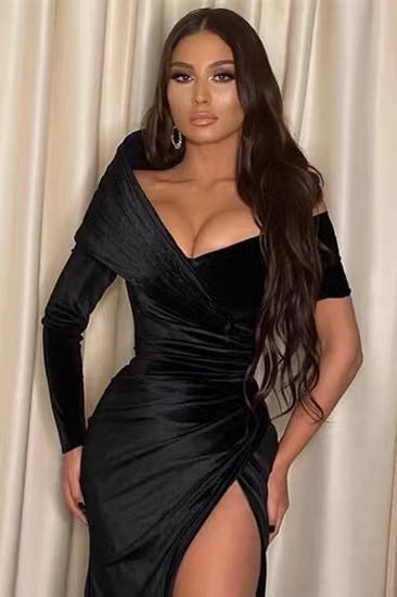 Vestido de fiesta negro de sirena con hombros descubiertos, manga larga y abertura.