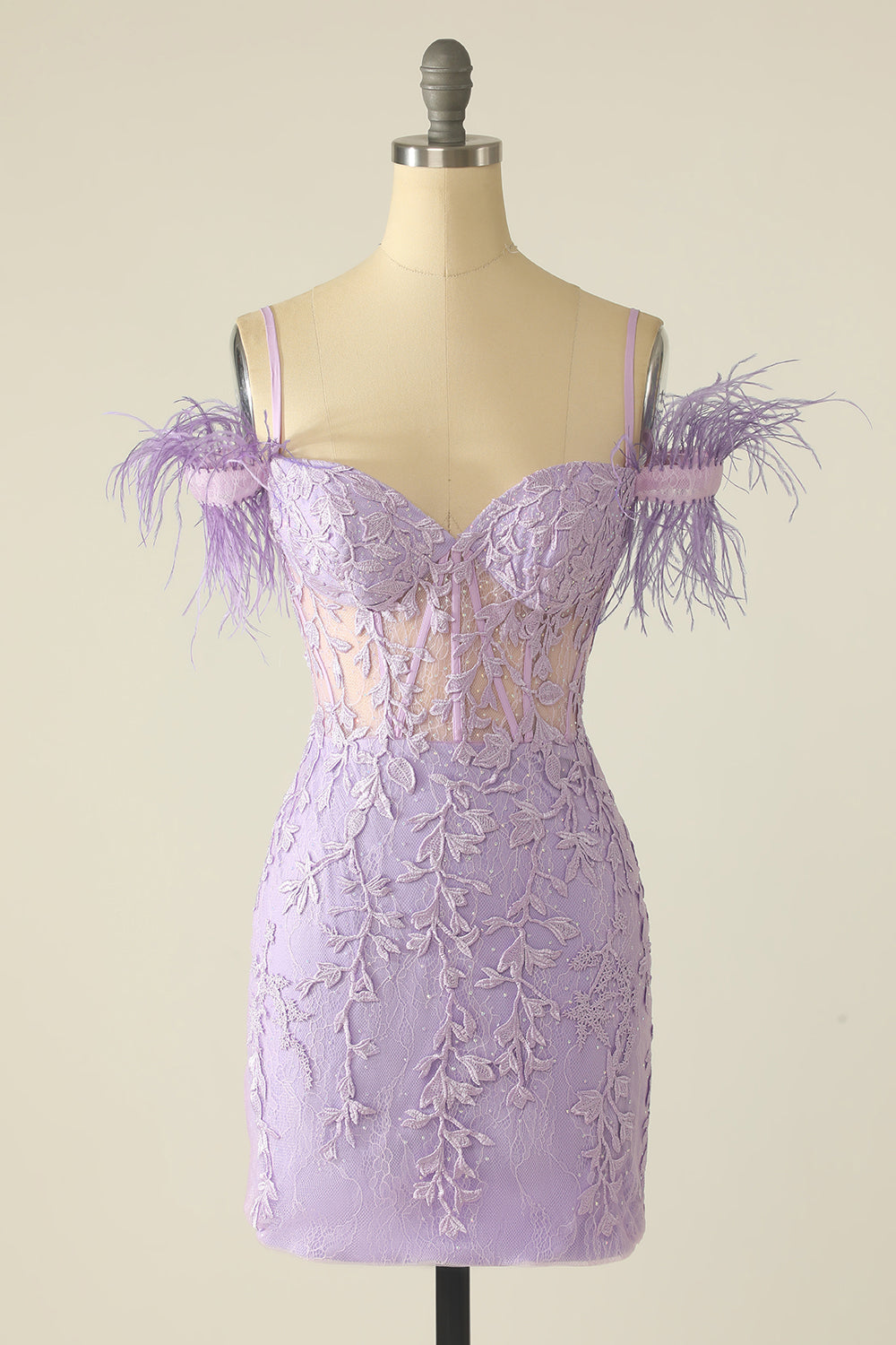 Robe de bal lavande à épaules dénudées ornée de plumes