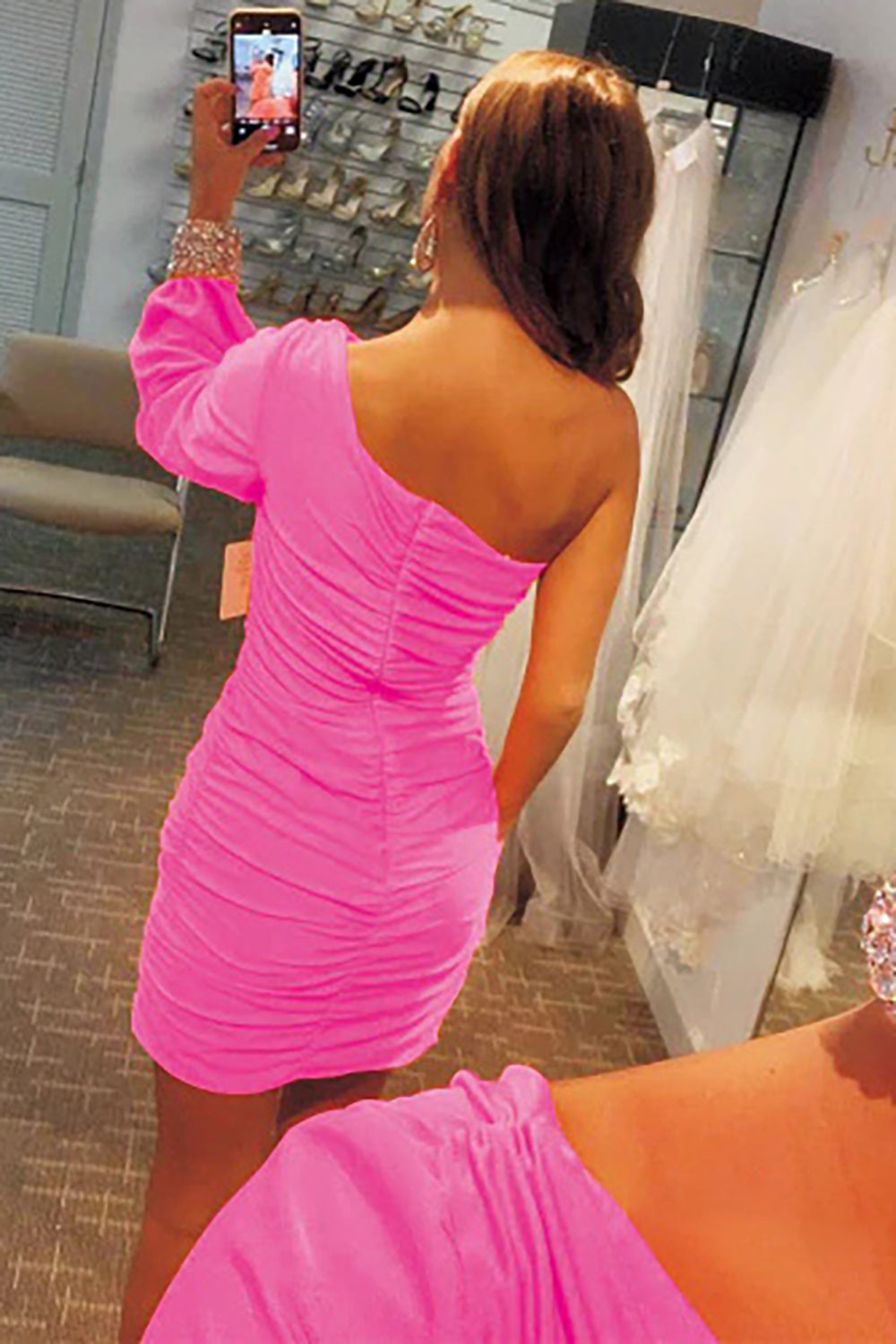 Vestido rojo de corte recto con fruncido y mangas para baile de bienvenida