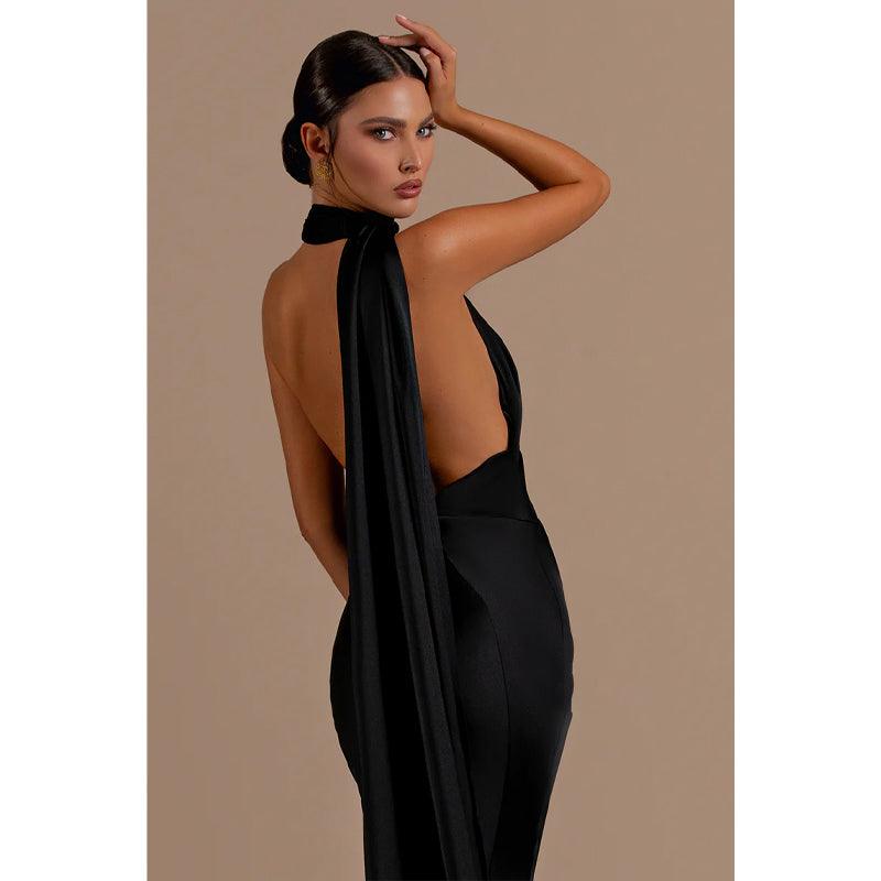 Vestido de fiesta formal largo negro con pliegues y cuello halter único