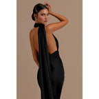 Vestido de fiesta formal largo negro con pliegues y cuello halter único