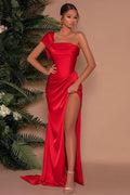 Vestido de fiesta rojo de sirena, sin tirantes y con un solo hombro, con abertura frontal.