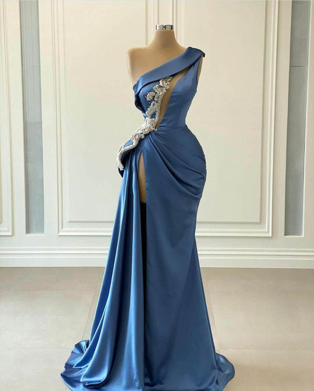 Elegante vestido largo de sirena de satén con un solo hombro y abertura para baile de graduación.