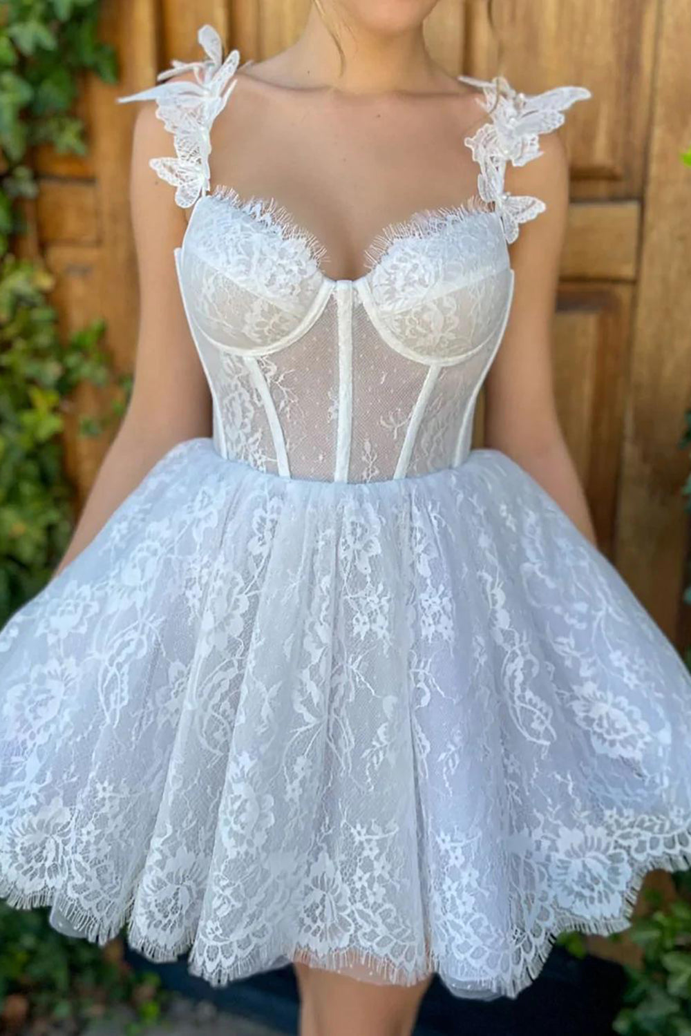 Robe de bal courte blanche trapèze à décolleté cœur ornée d'appliqués