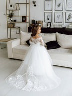 Robe de demoiselle d'honneur romantique à manches longues en tulle ivoire ornée d'appliqués de dentelle