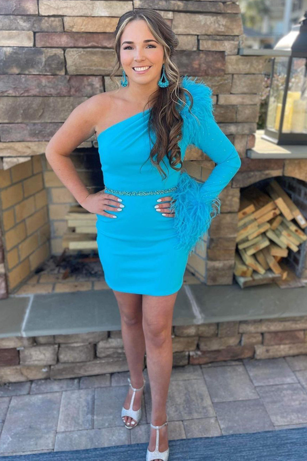 Robe fourreau bleue courte asymétrique à une épaule avec plumes