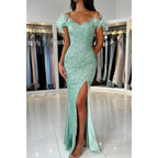 Vestido largo formal de fiesta con hombros descubiertos, lentejuelas y plumas, corte tubo/columna, con abertura 