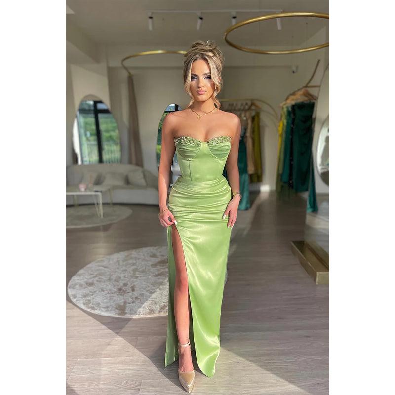 Robe de bal longue à fente latérale et décolleté en cœur 