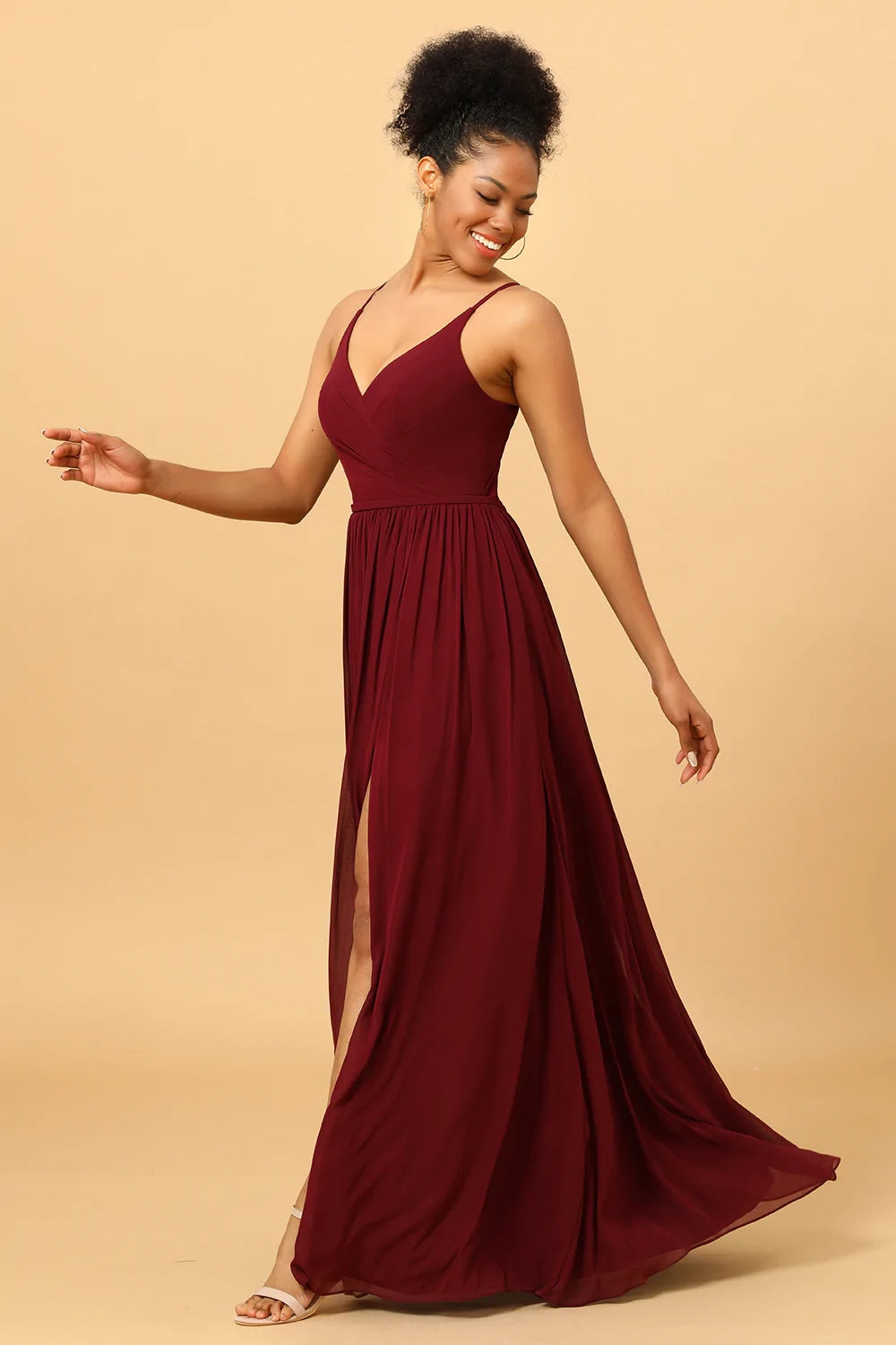 Vestido de dama de honor corte A, de gasa color burdeos con abertura
