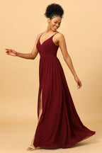 Vestido de dama de honor corte A, de gasa color burdeos con abertura