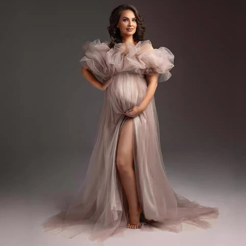Vestido de tul para embarazadas, con un solo hombro, escote barco y abertura para realzar la figura.