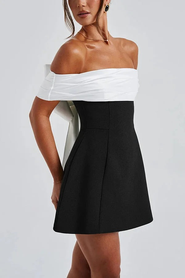 Robe courte sexy à épaules dénudées et ornée d'un nœud contrasté 