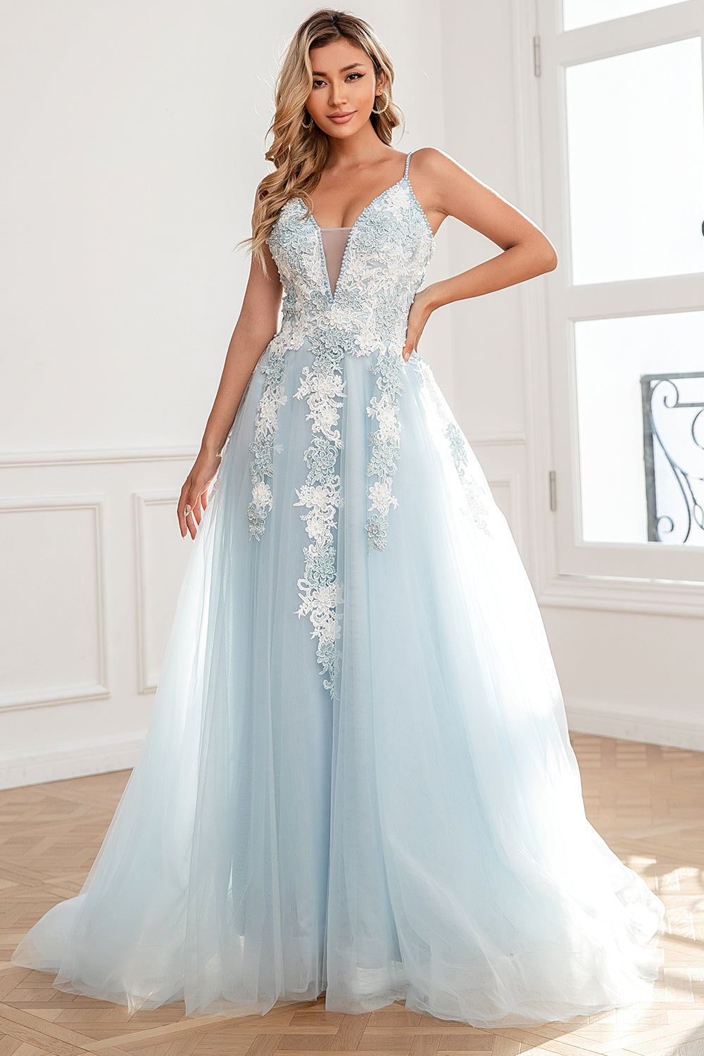Robe de bal en tulle avec appliques légères