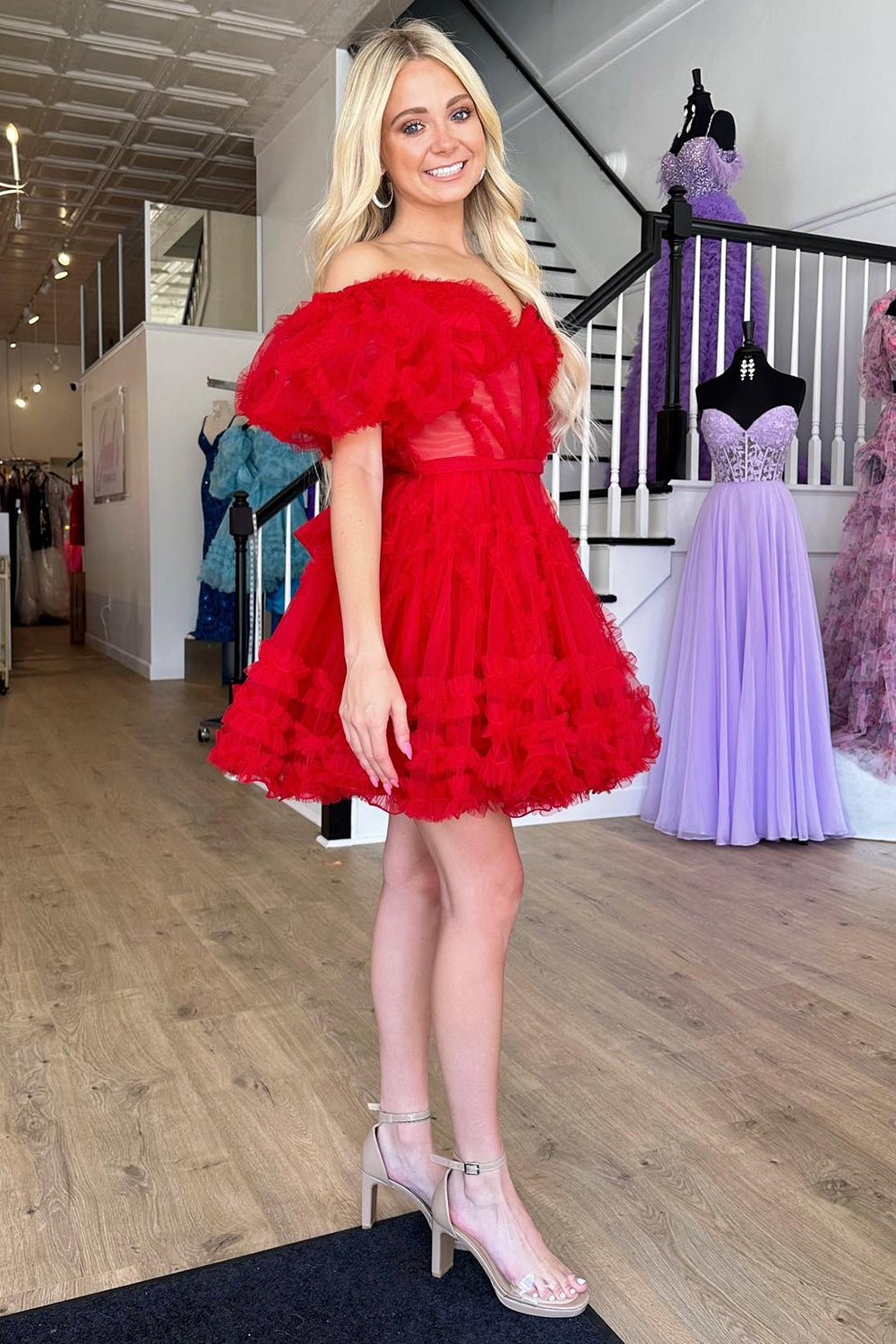 Robe de bal unique en tulle fuchsia, coupe trapèze, épaules dénudées et corset.