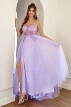 Robe de bal en tulle violet ornée de perles