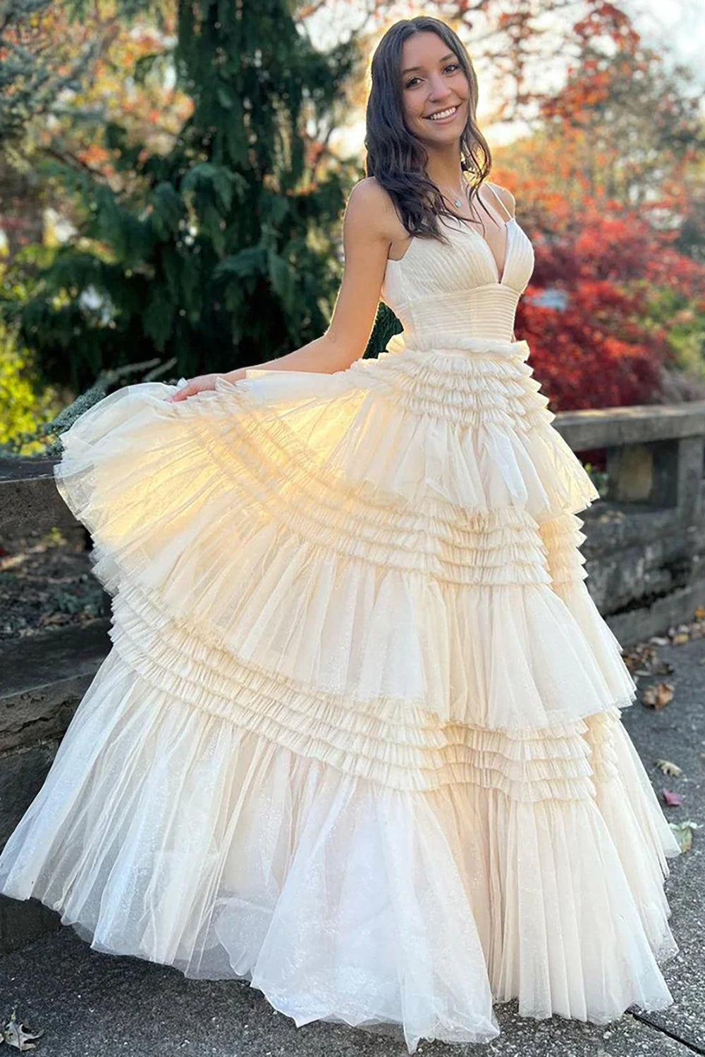 Vestido largo rosa de fiesta con tirantes finos, corte en A y abertura.
