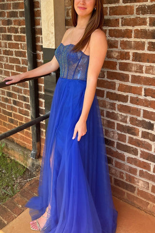 Abismal | Vestido de graduación corte imperio, sin tirantes, con cuentas, sin mangas y con abertura