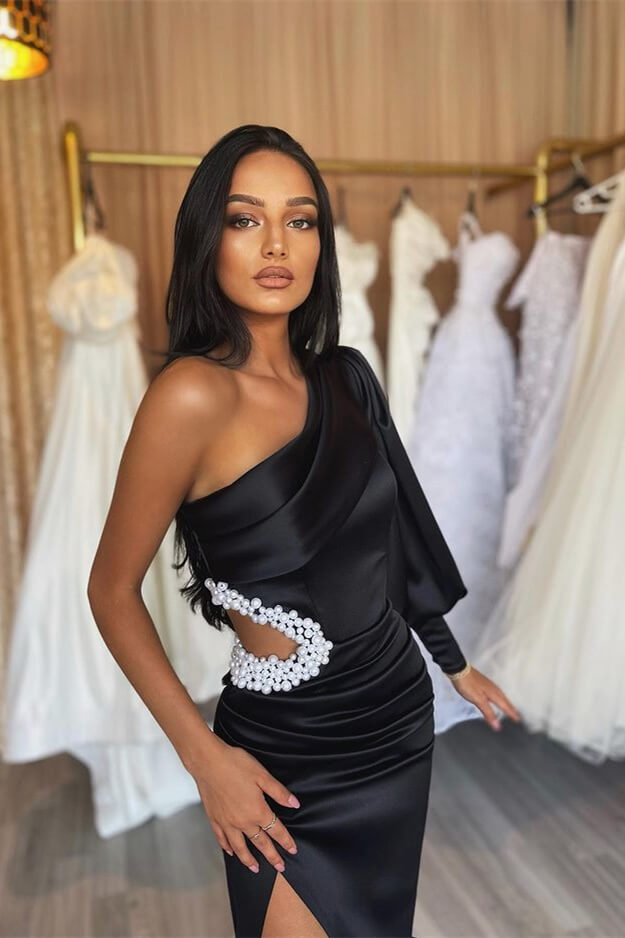 Robe de soirée asymétrique en satin noir à manches longues et fente plissée élégante, ornée d'une épaule.