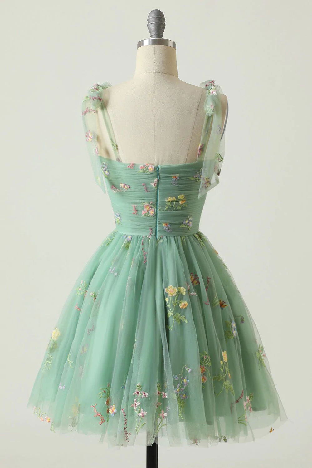Robe de bal de promo champagne à fines bretelles et coupe trapèze, ornée de broderies.