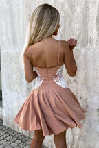 Vestido corto marrón de corte línea A con tirantes finos y apliques para baile de bienvenida