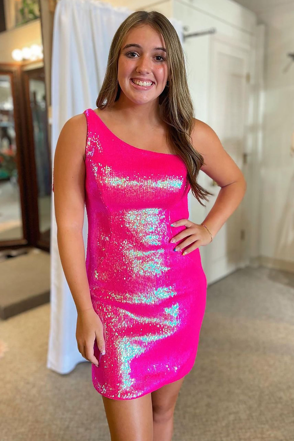 Robe de bal courte à sequins rose fuchsia Sweet Magic, asymétrique à une épaule.