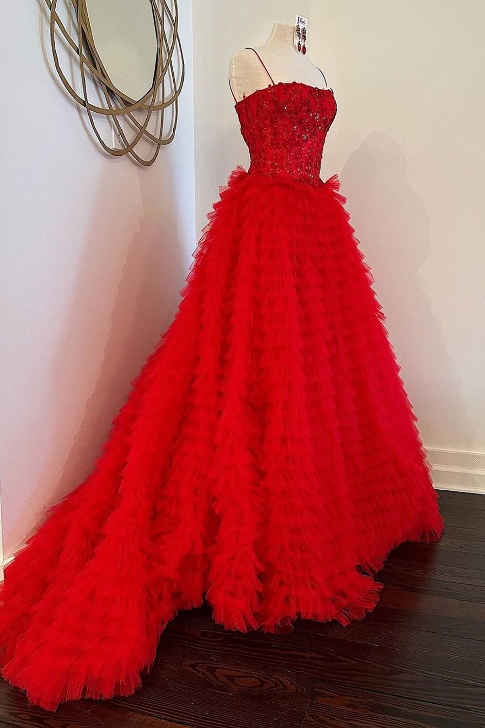 Robe de bal longue rouge de princesse à fines bretelles et volants appliqués