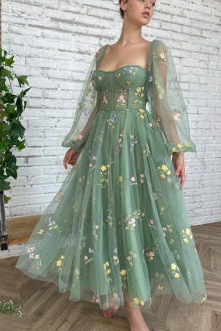 Robe de bal vert sauge à manches longues en tulle ornée de fleurs