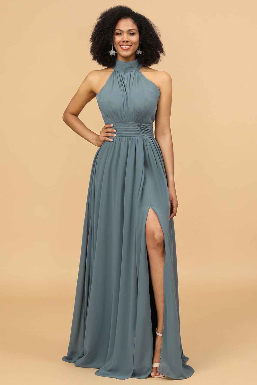 Vestido largo de gasa gris con escote halter, fruncido y abertura para dama de honor.