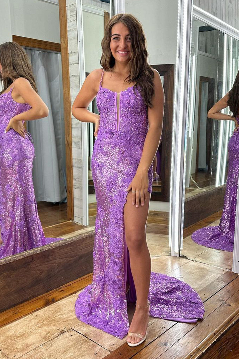 Vestido de graduación con tirantes finos, apliques y abertura