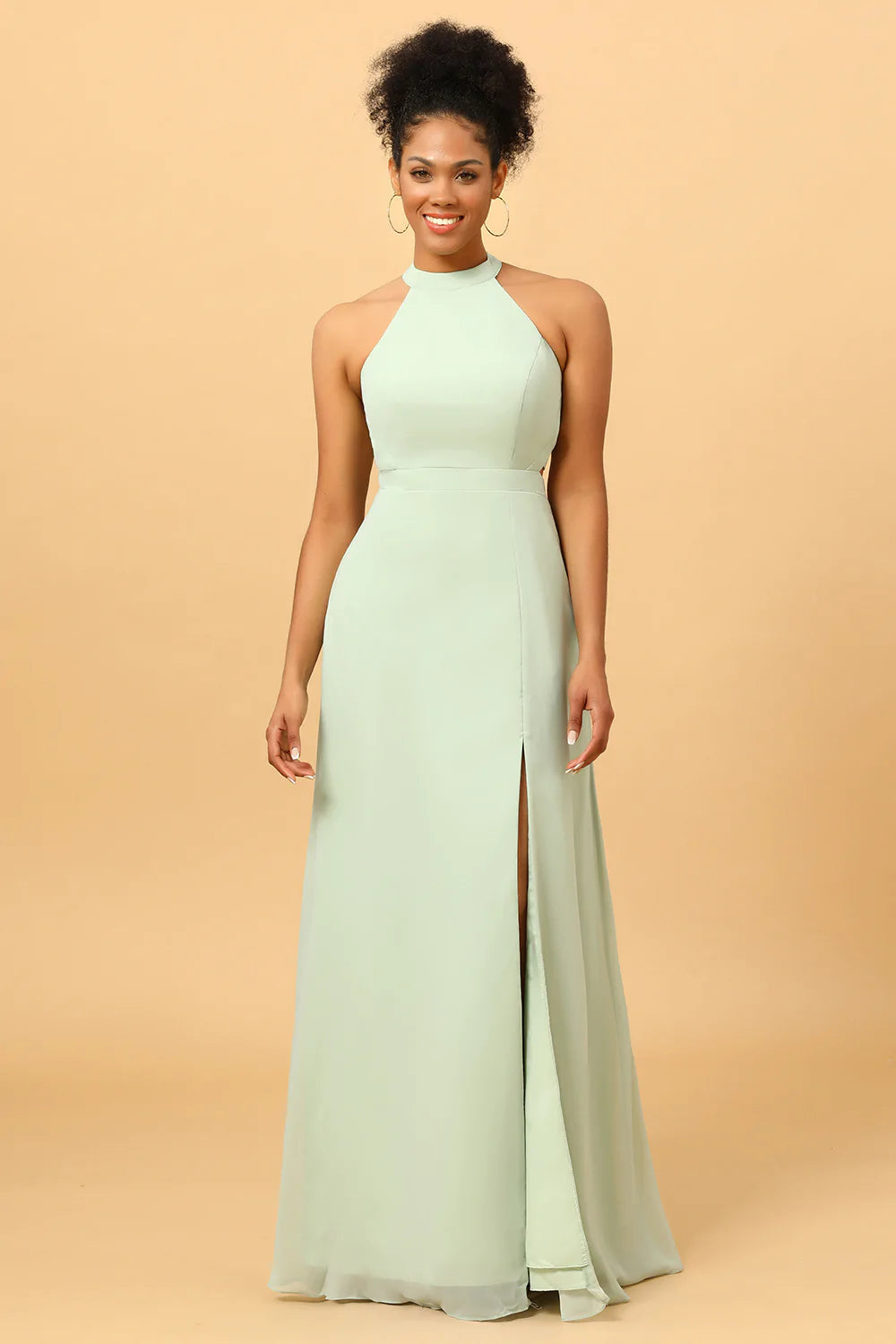 Vestido largo de dama de honor color verde salvia con escote halter y corte en A, espalda descubierta