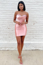 Robe de bal courte rose élégante à décolleté cœur et fronces, style fourreau.