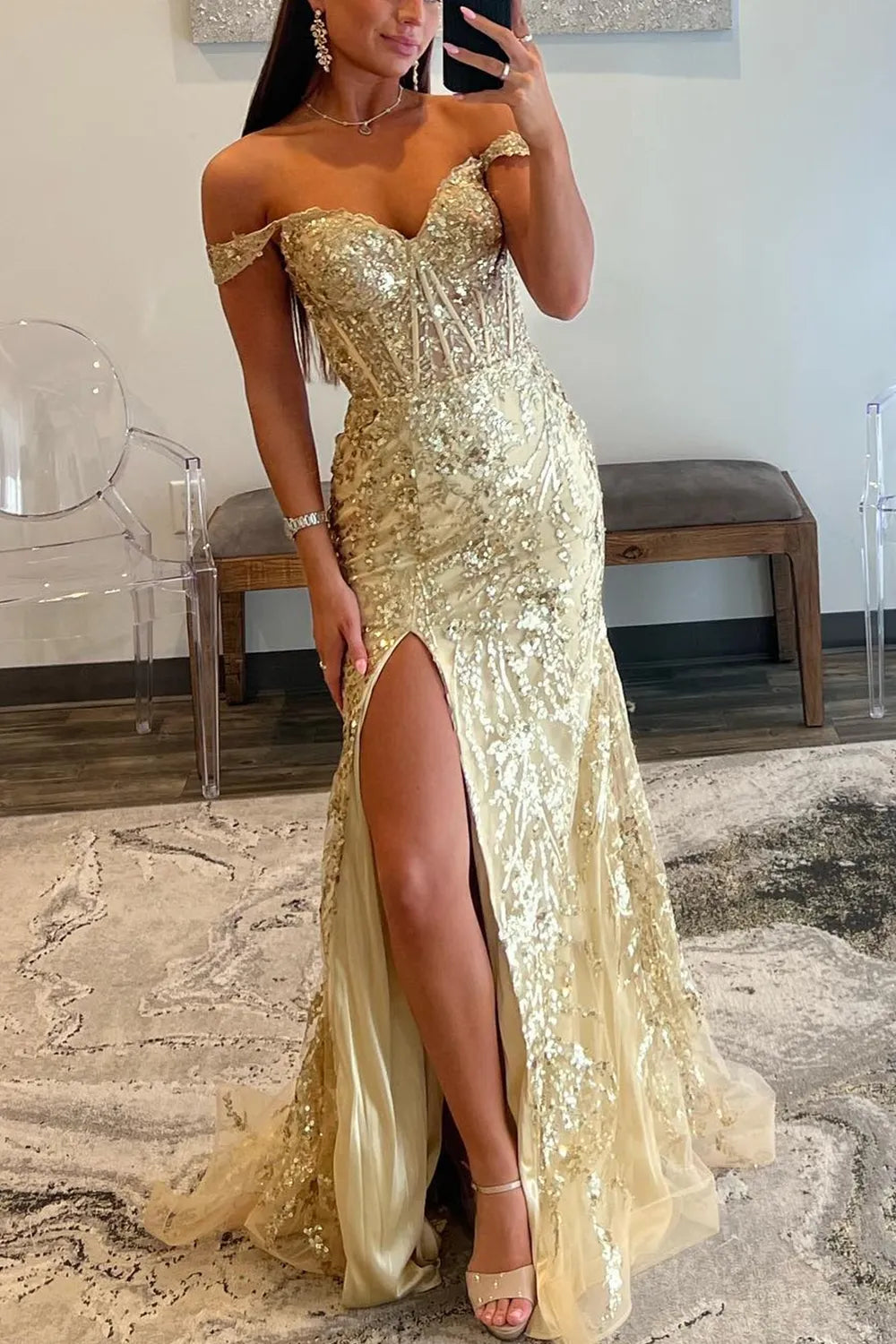 Vestido largo de fiesta de sirena con lentejuelas brillantes, hombros descubiertos y abertura.
