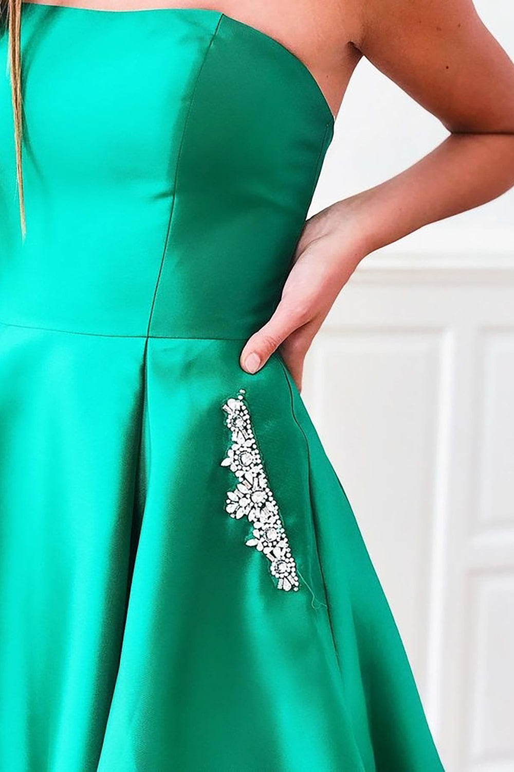 Vestido corto verde de fiesta de bienvenida, sin tirantes y de corte línea A, con bolsillos