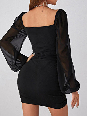 Vestidos de noche cortos, de gasa plisada, transparentes, de color liso, con mangas abullonadas sueltas y escote cuadrado en la abertura lateral. 