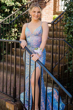 Robe de bal sirène à fines bretelles et sequins clairs, fendue.