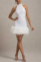 Robe mini stretch à sequins éblouissante et ludique, col montant et bordure en plumes 