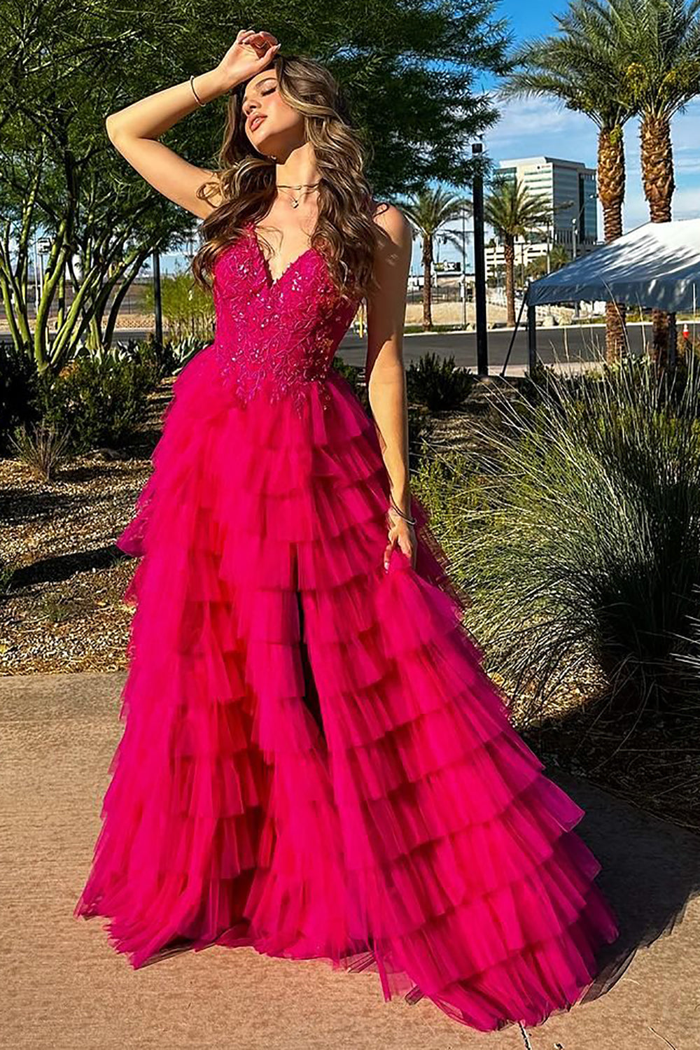 Robe de bal longue fuchsia charmante, coupe trapèze, bretelles spaghetti et volants