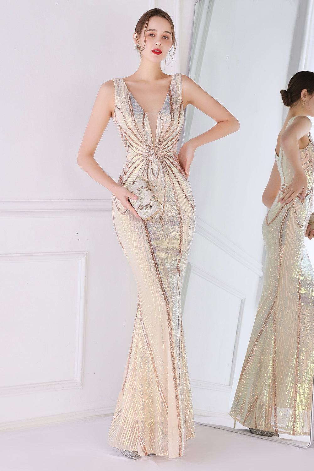 Robe de bal abricot doré à décolleté plongeant en V