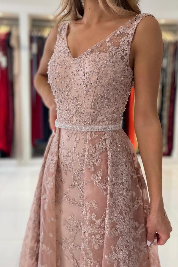 Robe de soirée sirène élégante à col en V ornée de perles et de broderies, sans manches, avec traîne et applications de dentelle.
