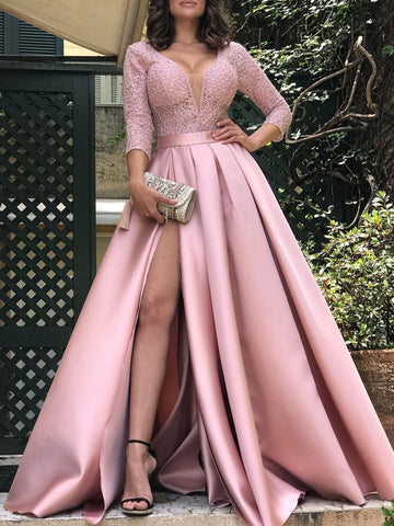 Vestido de noche bronceado con escote en V y abertura lateral. 