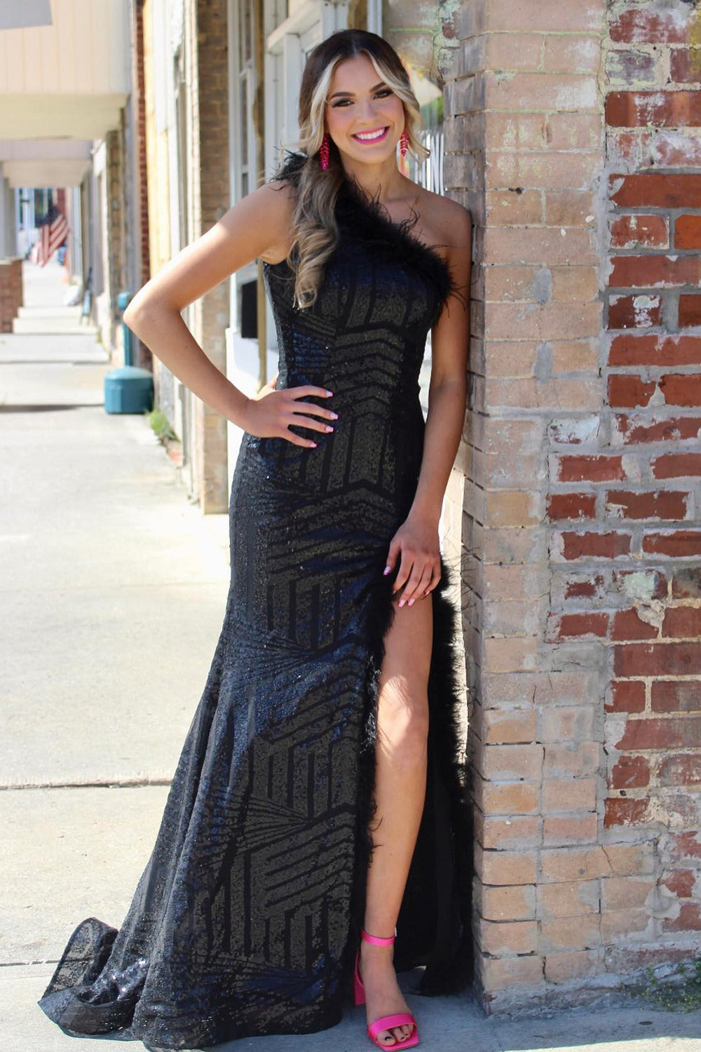 Adira | Vestido de fiesta negro de sirena con lentejuelas y un solo hombro, con plumas