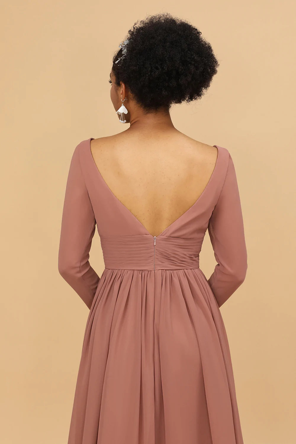 Vestido de dama de honor rosa con cuello en V y mangas largas