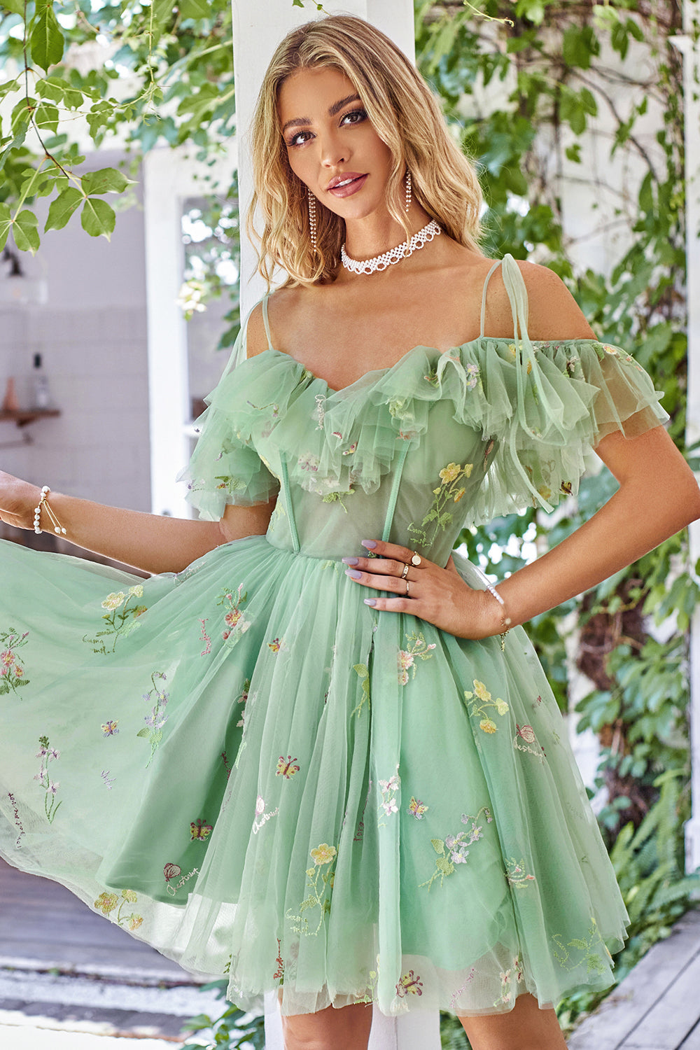 Magnifique robe de bal lilas clair à corset, coupe trapèze, épaules dénudées et broderies.