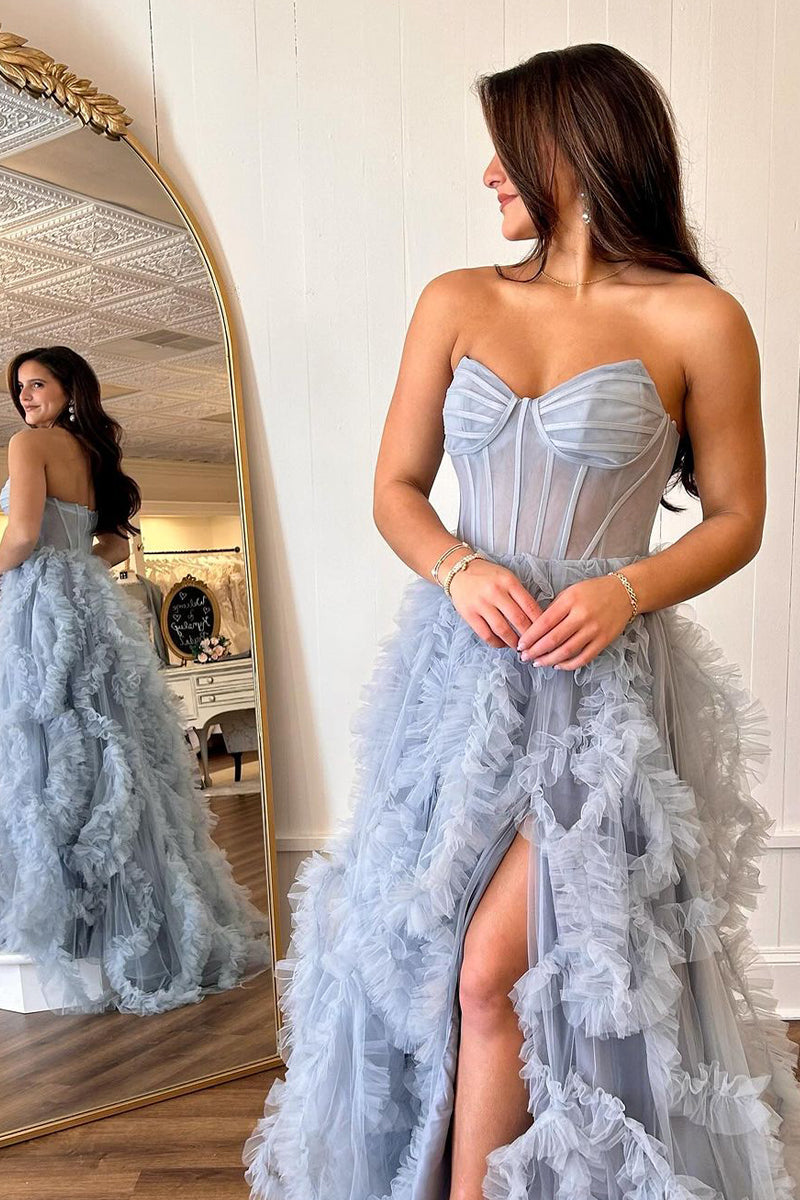 Robe de bal longue bustier en tulle à volants et fente.