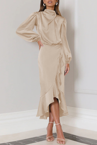 Robe de soirée élégante à col roulé et volants. 