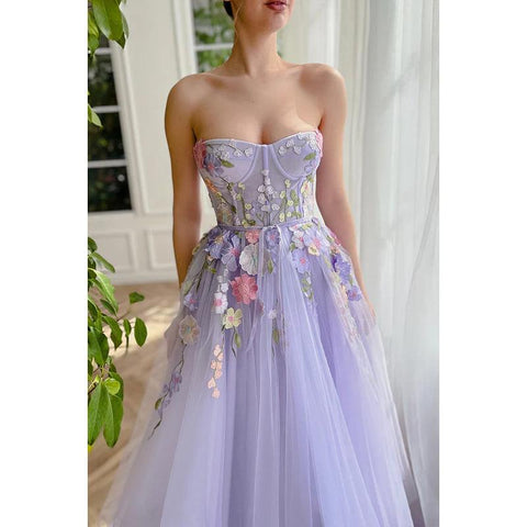 Robe de soirée longue bustier en tulle à fleurs appliquées, coupe trapèze